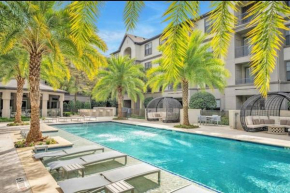 Chic Retreat-WALK to NRG-POOL